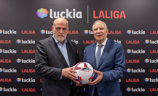 Luckia y LALIGA plasman su acuerdo con la firma entre José González y Javier Tebas